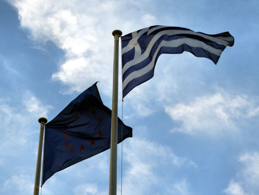 De vlag van de EU en van Griekenland