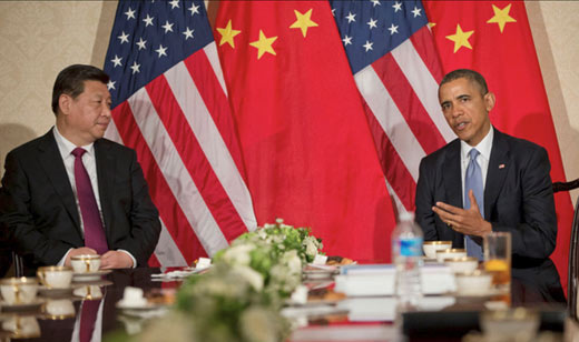 De Chinese president Xi Jinping in gesprek met zijn Amerikaanse  ambtgenoot Obama in Den Haag tijdens de NSS, maart 2014. China heeft de Verenigde Staten. inmiddels van de troon gestoten als koploper van de wereldeconomie.