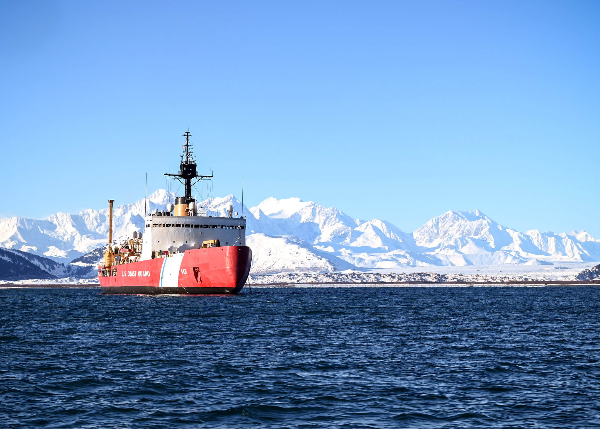 US Coast Guard Cutter Polar Star sits at anchor in Taylor Bay, Alaska, during Arctic deployment, 22 February 2021 © US Into-Pacific Command / Flickr