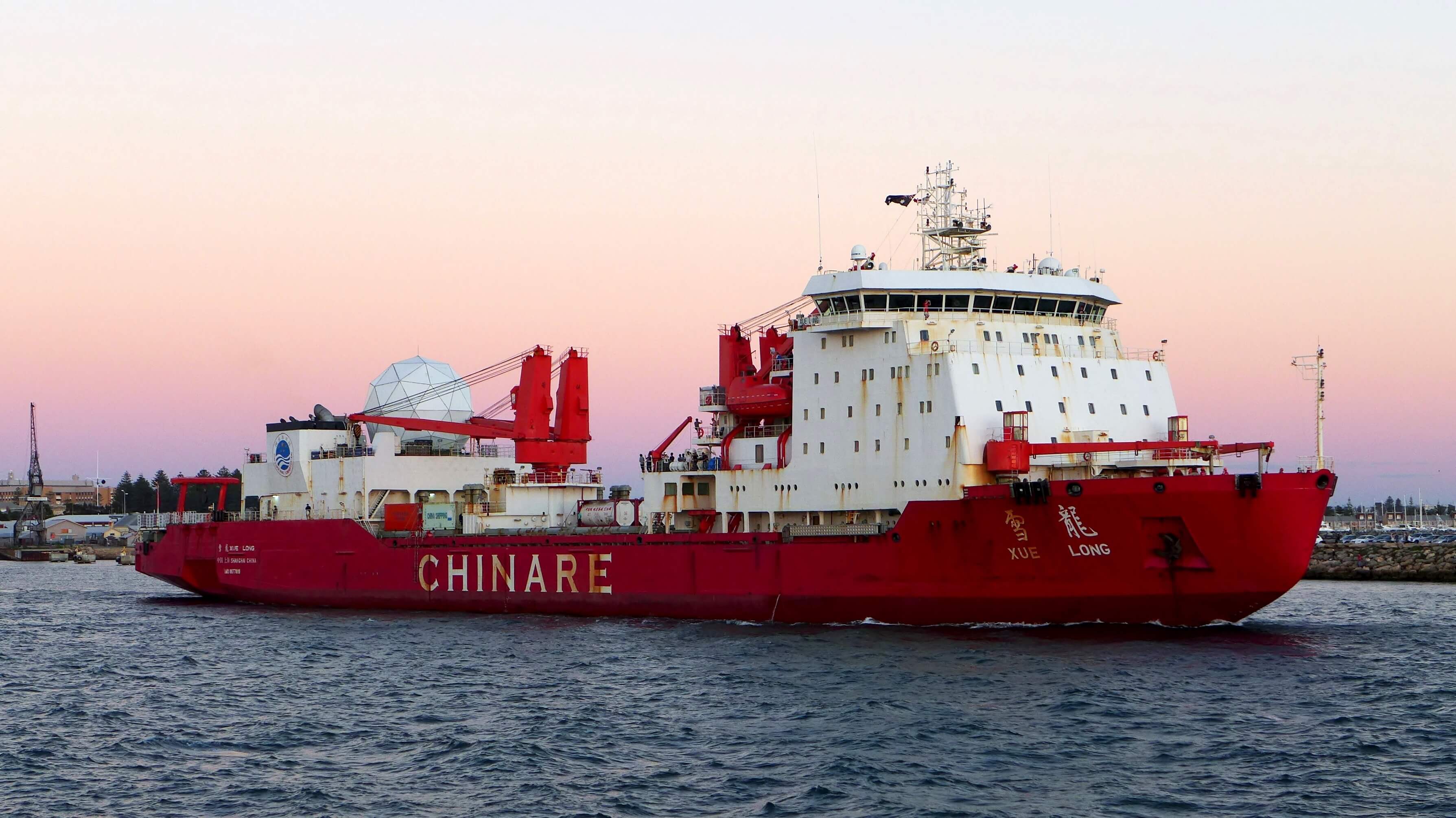 Xue Long, a Chinese icebreaker, departing from the inner harbour of the Port of Fremantle, Western Australia, on her way back to her port of registry, Shanghai, China, after a visit to Antarctica, 28 March 2016 © Bahnfrend, Wikimedia