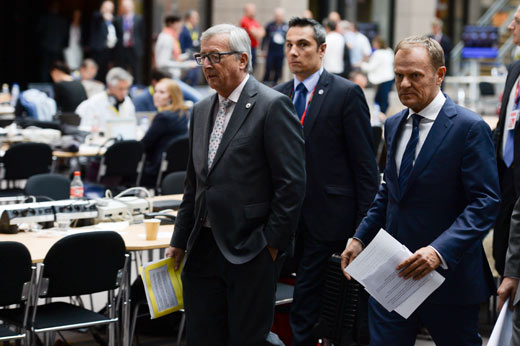 Jean-Claude Juncker en Donald Tusk komen aan op de Eurotop