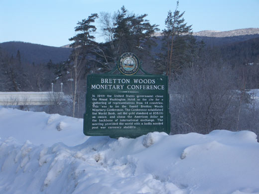 Bord bij de oprit naar het Mount Washington Hotel in Bretton Woods, New Hampshire, ter herinnering aan de UN Monetary and Financial Conference die daar in juli 1944 plaatsvond.