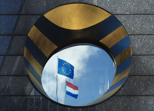 Uitzicht op de vlag van de Europese Unie en de Nederlandse vlag vanuit de Tweede Kamer der Staten-Generaal.
