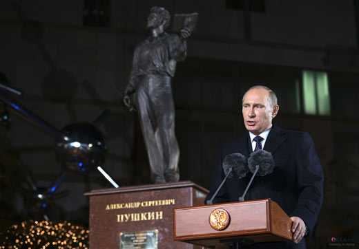 Poetin onthult standbeeld van Russisch dichter Aleksandr Poesjkin in Zuid-Korea.
