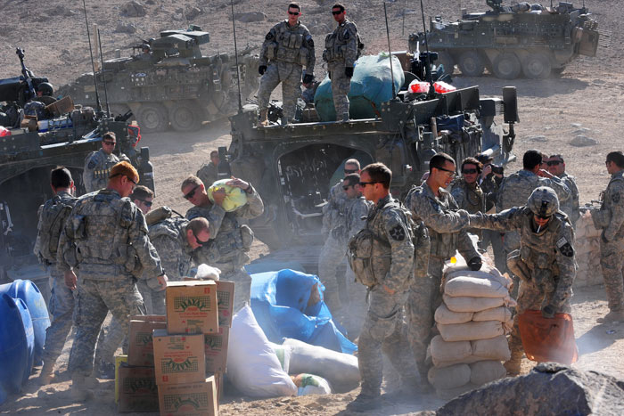 ISAF-militairen bieden humanitaire hulp in een Afghaans dorp in december 2009