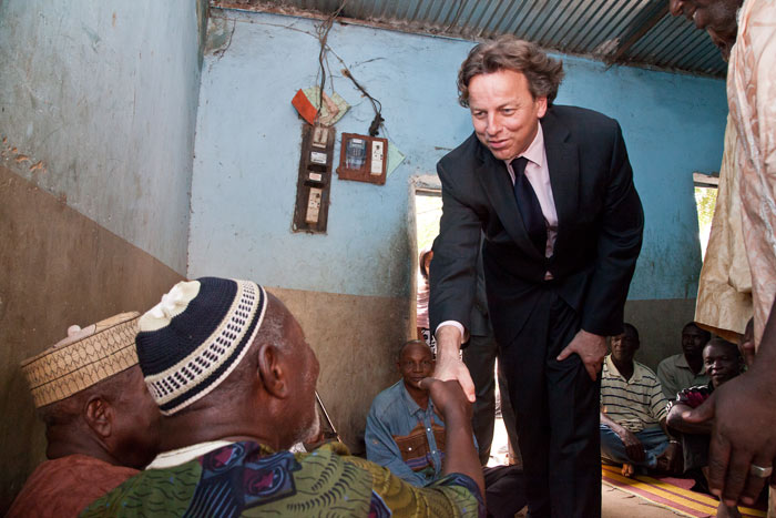 Minister van Buitenlandse Zaken Bert Koenders bezoekt in 2013 de dorpoudsten van Bamako in Mali.