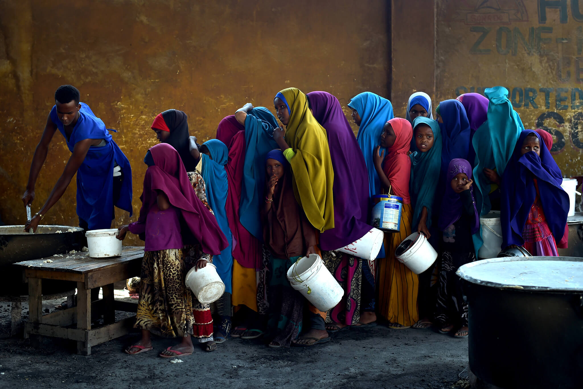 Somaliers wachten op voedsel tijdens een periode van ernstige droogte dat tot hongersnood leidde in 2017. UN Photo.jpg