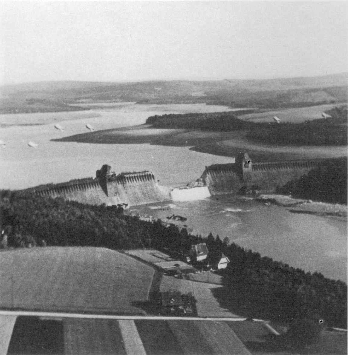 VandeWijdeven - De doorbroken Duitse Möhnedam in 1943. Operatie Chastise was de naam voor de aanval op Duitse dammen op 16 en 17 mei 1943.  Wikimediacommons